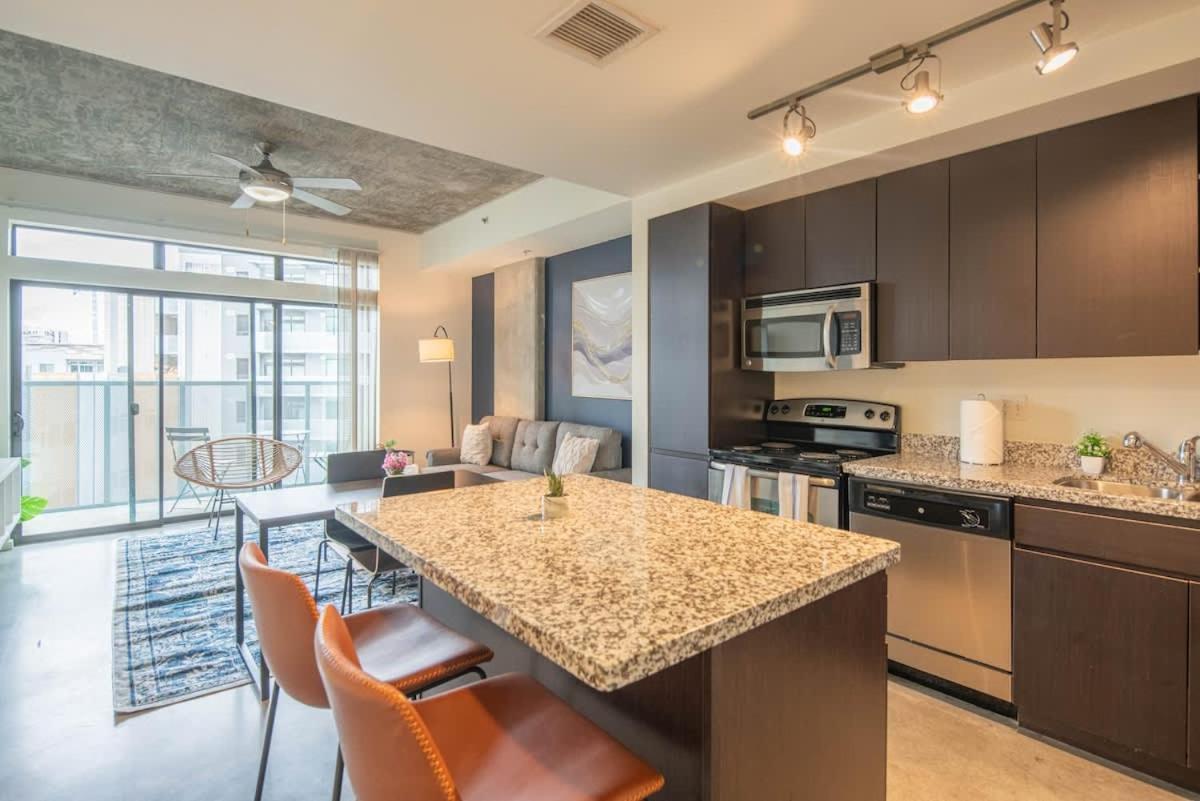Adorable 1bd - Downtown - Gym, Pool, Parking *