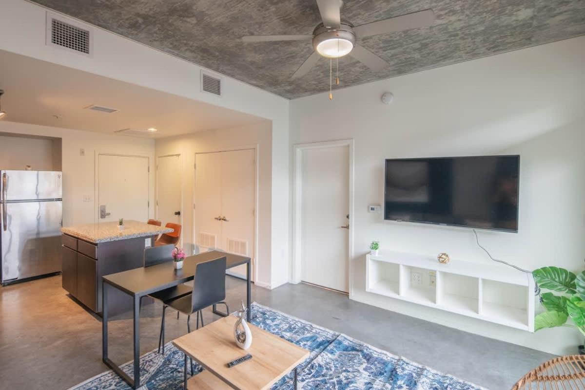 Adorable 1bd - Downtown - Gym, Pool, Parking * Phoenix