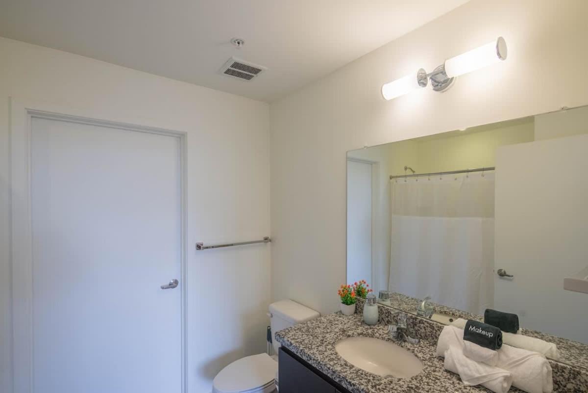 Adorable 1bd - Downtown - Gym, Pool, Parking *