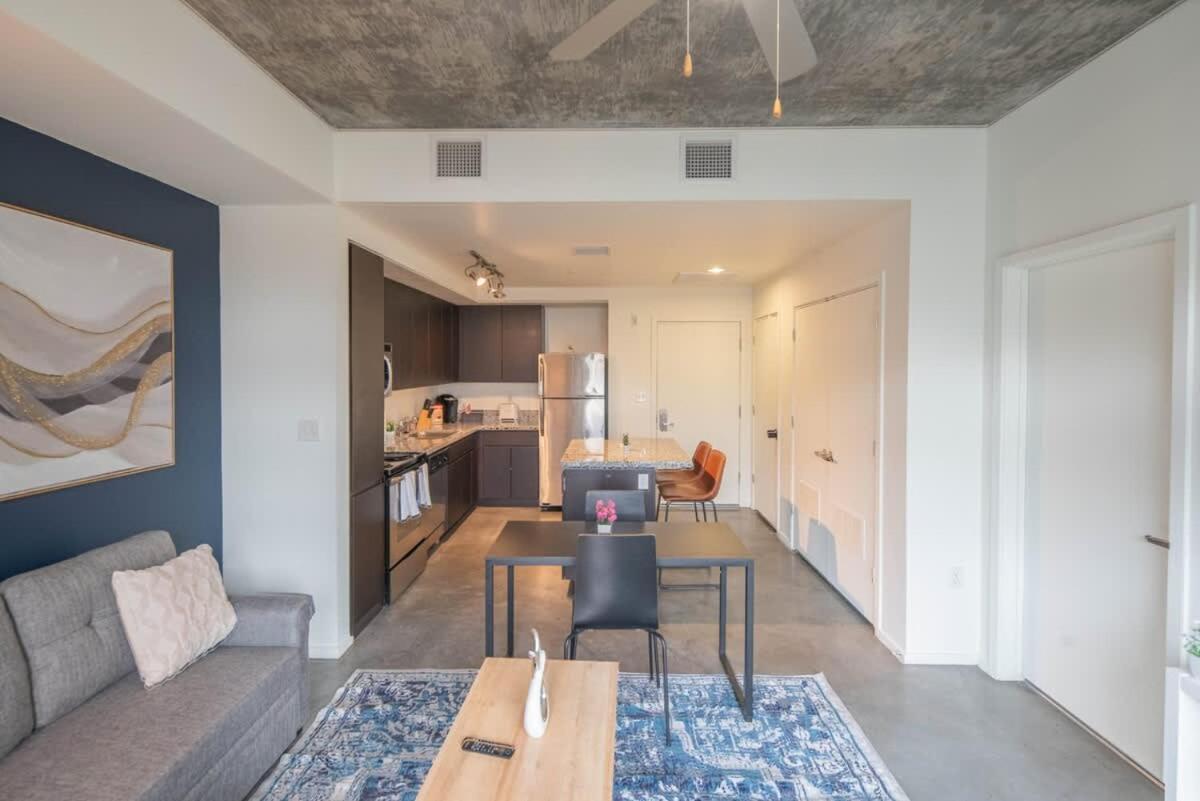 Adorable 1bd - Downtown - Gym, Pool, Parking * Phoenix