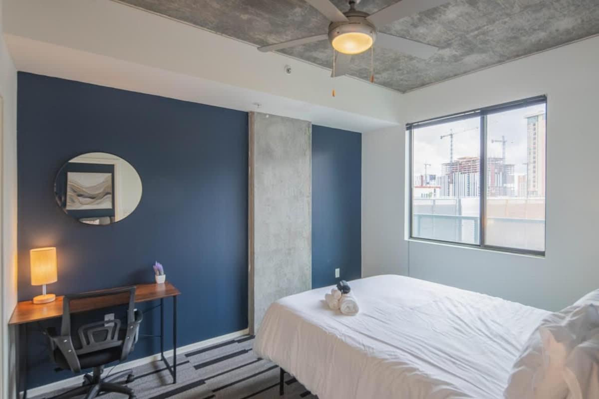 Adorable 1bd - Downtown - Gym, Pool, Parking *